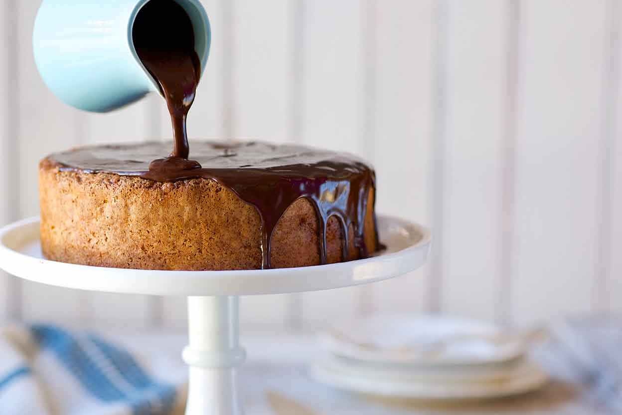 کیک وانیلی ساده با گاناش شکلاتی