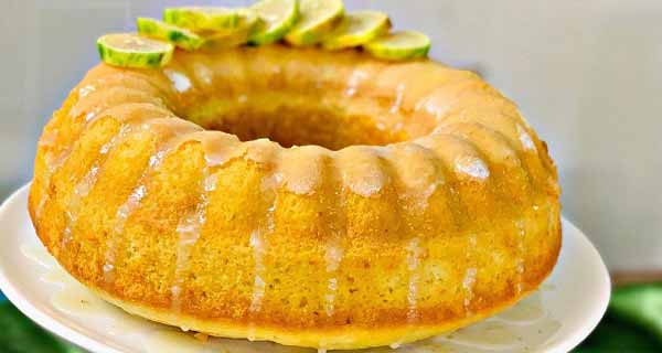 کیک لیمویی ساده با گلیز شفاف