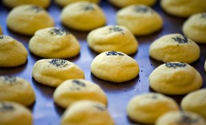 طرز تهیه نون برنجی کرمانشاهی